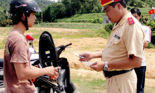 Không chấp hành hiệu lệnh CSGT: Biểu hiện của sự thiếu văn hoá giao thông