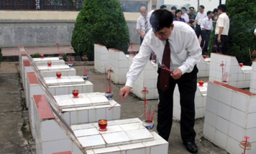 Lãnh đạo tỉnh dâng hương tại khuôn viên lưu niệm Hồ Chí Minh, tượng đài đồng chí Hoàng Văn Thụ và nghĩa
