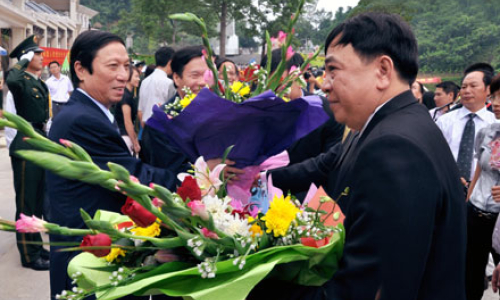 Đồng chí Bí thư Tỉnh uỷ Phùng Thanh Kiểm đón đồng chí Hồ Đức Việt, Uỷ viên Bộ Chính trị, Bí thư Trung