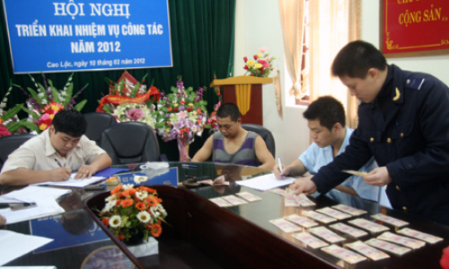 Đội Kiểm soát Hải quan: Bắt một đối tượng vận chuyển 25 triệu tiền Việt Nam giả