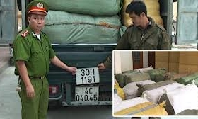 Giải tán các tụ điểm chứa hàng lậu tại Hang Dơi