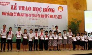Trao học bổng cho học sinh, sinh viên nghèo hiếu học