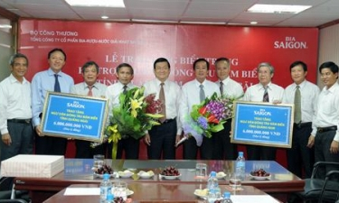 Chủ tịch nước Trương Tấn Sang dự lễ trao 12 tỷ đồng giúp ngư dân đóng tàu bám biển