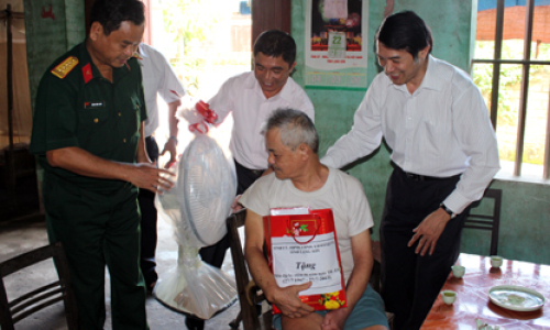 Lãnh đạo tỉnh thăm và tặng quà tại các địa phương trong tỉnh