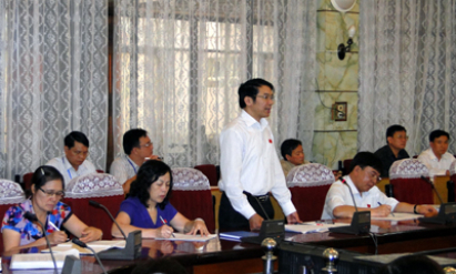 Các đại biểu thảo luận tại tổ và lấy phiếu tín nhiệm đối với người giữ chức vụ do HĐND tỉnh bầu