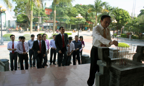 Hội doanh nhân trẻ dâng hương kính Bác trước kỳ Đại hội