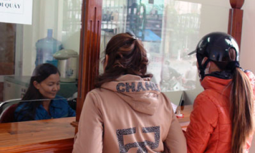 Nữ thu ngân 2 giỏi