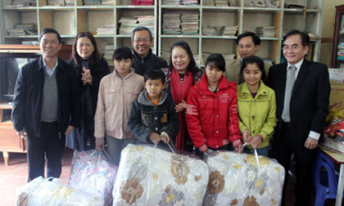 Liên minh HTX Việt Nam thăm, tặng quà tại Lộc Bình