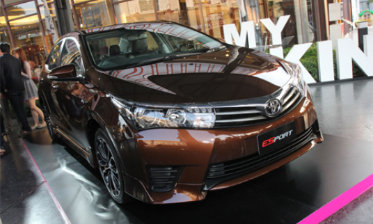 Toyota tung Altis ESport giá 27.600 USD