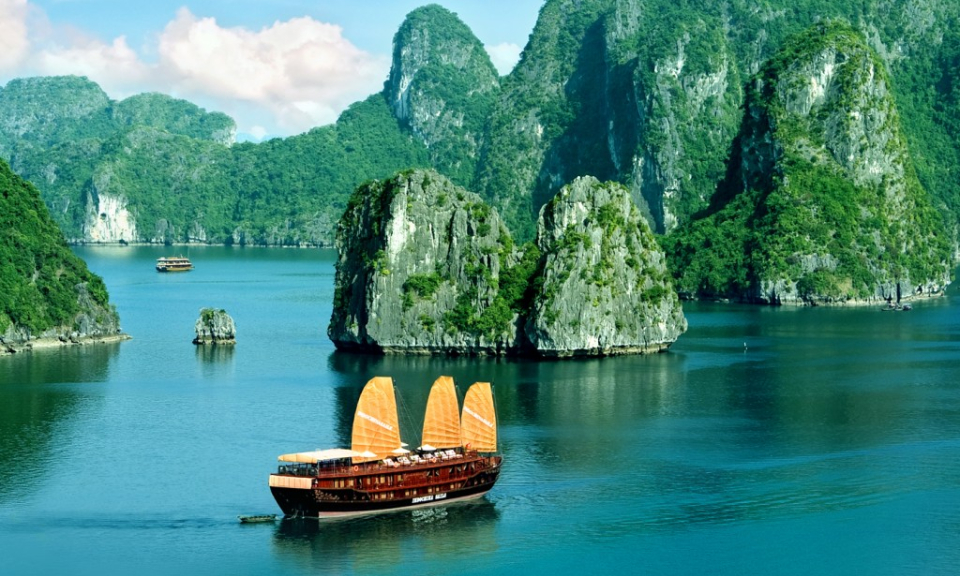Vịnh Hạ Long vào Top 10 điểm du lịch lãng mạn nhất thế giới