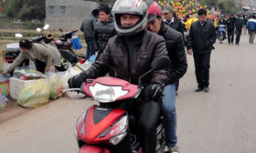 Cán bộ trong “Tháng ăn chơi”