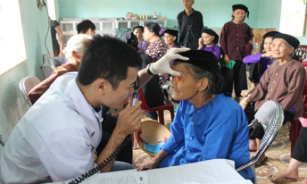 Cuộc vận động “Mắt sáng cho người cao tuổi”: Ghi nhận sau hơn nửa chặng đường