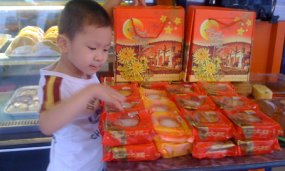 Thanh tra các cơ sở sản xuất bánh trung thu
