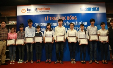 Trao 114 suất học bổng cho sinh viên tiêu biểu