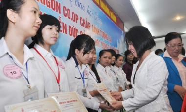 224 suất học bổng cho học sinh và sinh viên vượt khó