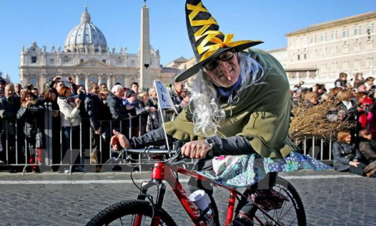 Tưng bừng không khí vui nhộn trong lễ hội Befana ở Italy