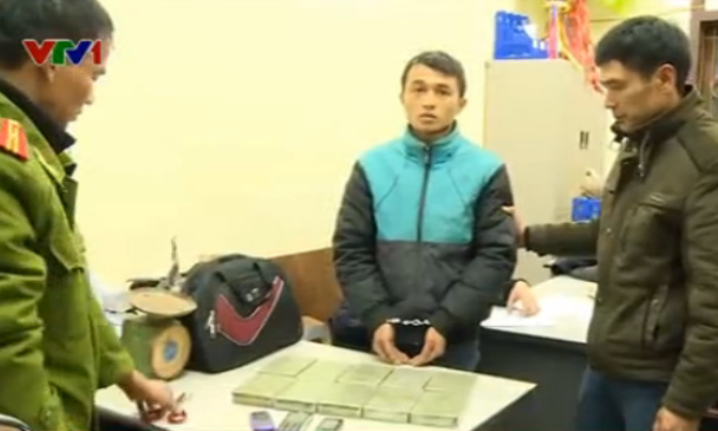 Bắt đối tượng vận chuyển trái phép 10 bánh heroin trên xe khách