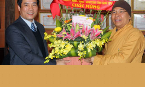 Đồng chí Phó Chủ tịch UBND tỉnh tặng quà, chúc tết các tổ chức tôn giáo