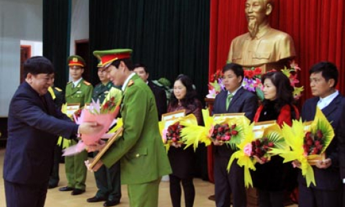 15 tập thể, 14 cá nhân được tặng Bằng khen
