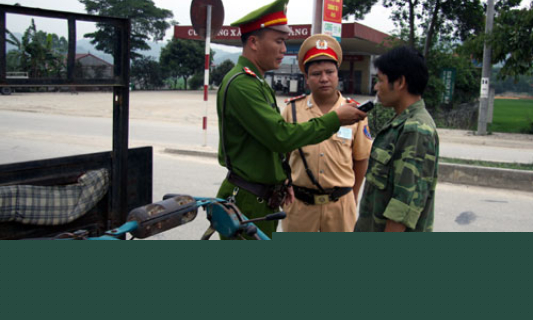 Cần cơ chế xử phạt với xe nông cụ lưu thông trên quốc lộ