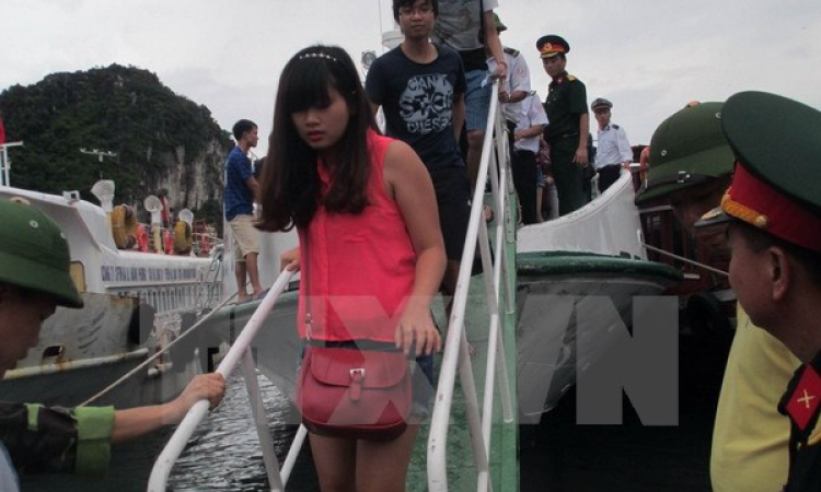 Quảng Ninh di chuyển hơn 1.500 du khách từ đảo về đất liền an toàn