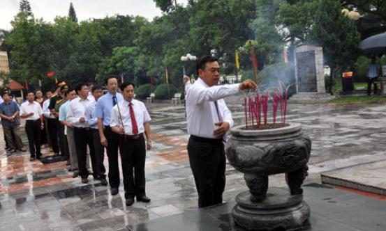 Dâng hương Tượng đài Hoàng Văn Thụ và viếng nghĩa trang liệt sỹ thành phố