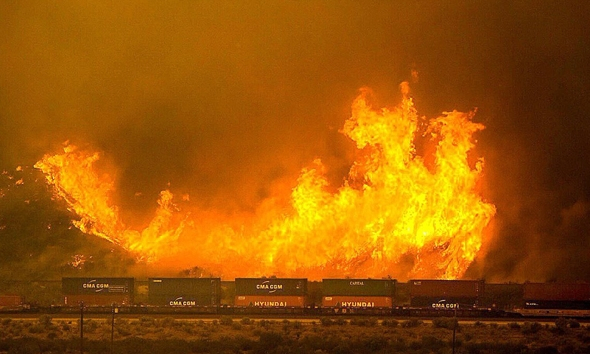 Mỹ: 82 nghìn người sơ tán do cháy rừng tại nam California