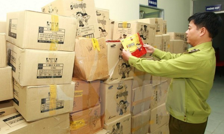 Hà Nội tạm giữ 3.800 lít rượu chưa rõ nguồn gốc trong một gia đình
