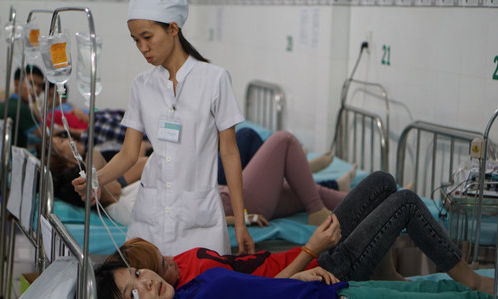 Nhiều công nhân công ty may mặc tại Bình Dương ngất xỉu nghi do nguồn nước uống