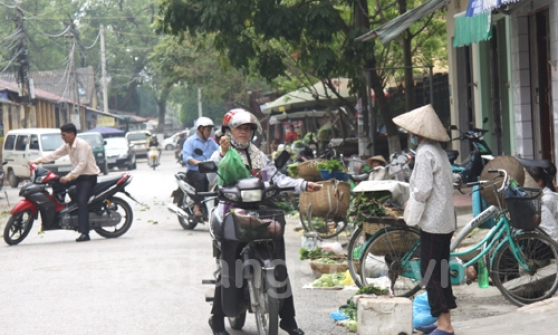 Mất an toàn giao thông từ những chợ tự phát