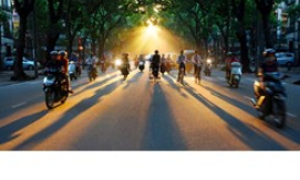 Phía Bắc ngày nắng, phía Nam có mưa dông kèm nguy cơ tố lốc