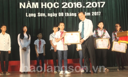 Tuyên dương học sinh, giáo viên tiêu biểu năm học 2016- 2017