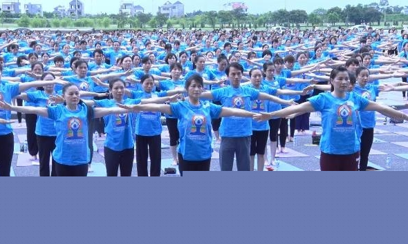 Đồng diễn Yoga hơn 800 người tại Vĩnh Phúc