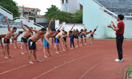 28 giáo viên tham dự lớp tập huấn bồi dưỡng kiến thức và phương pháp dạy bơi cứu đuối nước