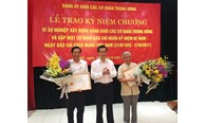 Trao kỷ niệm chương “Vì sự nghiệp xây dựng Đảng Khối các cơ quan Trung ương”