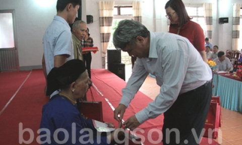 Cụm thi đua II các cơ quan ban Đảng tỉnh thăm, tặng quà tại Bình Gia
