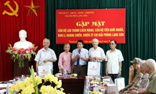 Gặp mặt cán bộ lão thành cách mạng, cán bộ tiền khởi nghĩa