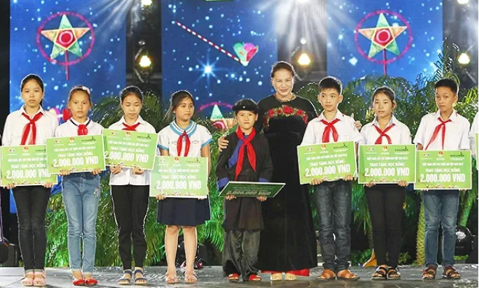 Chủ tịch Quốc hội dự &#39;Lễ hội Mặt trăng&#39; với thiếu nhi