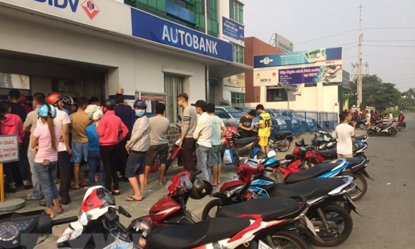 ATM tê liệt, hàng trăm công nhân mòn mỏi chờ rút tiền về quê đón Tết