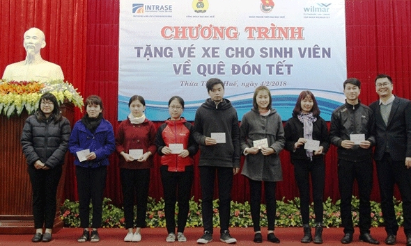 Hỗ trợ vé xe và quà cho hơn 1.000 sinh viên về quê đón Tết