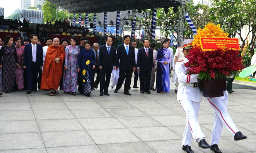 Lãnh đạo Thành phố Hồ Chí Minh dâng hương tưởng niệm Bác Hồ