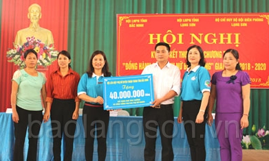 Tặng quà hội viên, học sinh nghèo biên giới