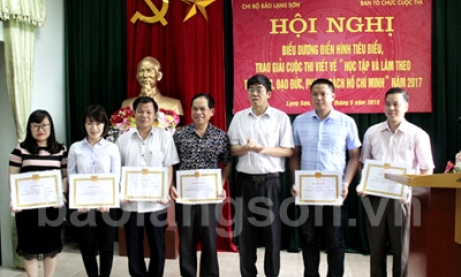 Biểu dương điển hình tiêu biểu và trao giải Cuộc thi viết về “Học tập và làm theo tư tưởng, đạo đức,