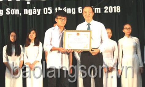 Tuyên dương, khen thưởng học sinh, giáo viên tiêu biểu năm học 2017 – 2018