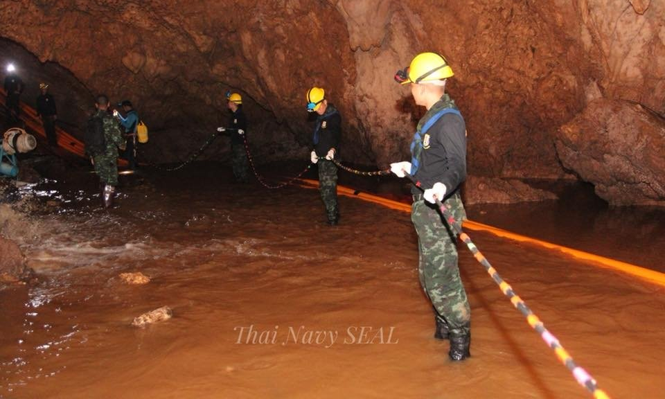 Một thợ lặn tử vong khi tham gia giải cứu đội bóng Thái-lan