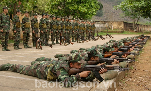 Sôi nổi huấn luyện trên thao trường