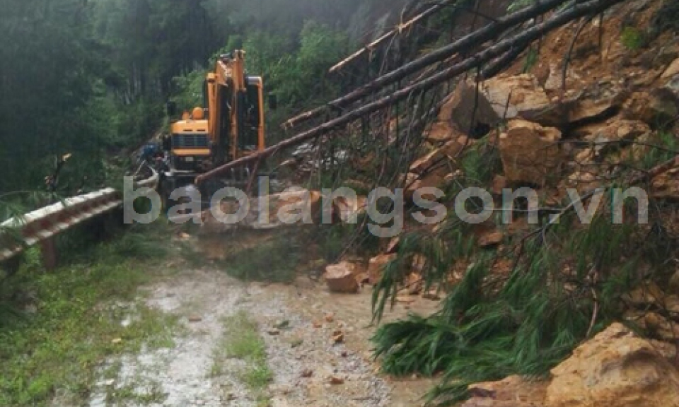 Sạt lở nhiều điểm tại đường lên khu du lịch Mẫu Sơn