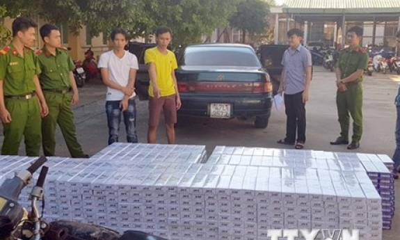 Phát hiện lái xe ôtô Camry vận chuyển 1.250 cây thuốc lá lậu