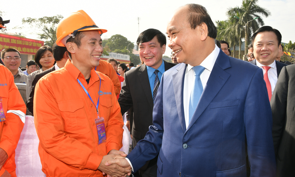Thủ tướng trao quà Tết cho công nhân nghèo