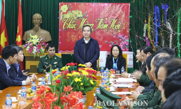 Trưởng Ban Kinh tế Trung ương tặng quà Đồn Biên phòng Thanh Lòa và gia đình chính sách